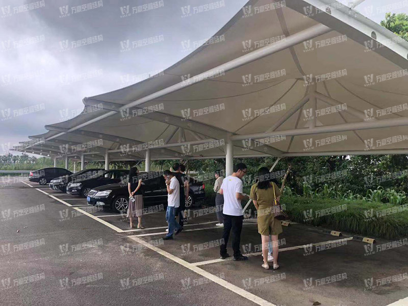 張拉膜車棚造價和哪些因素有關(guān)？降低張拉膜車棚造價的方法有哪些？