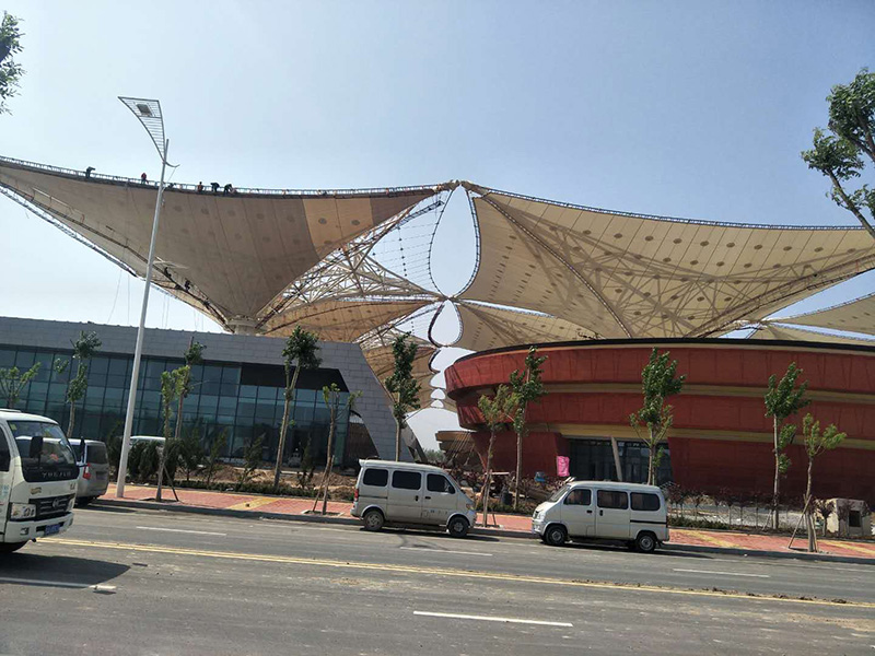 PTFE膜結(jié)構(gòu)屋面有哪些特點(diǎn)？為什么PTFE膜結(jié)構(gòu)屋面如此受歡迎？