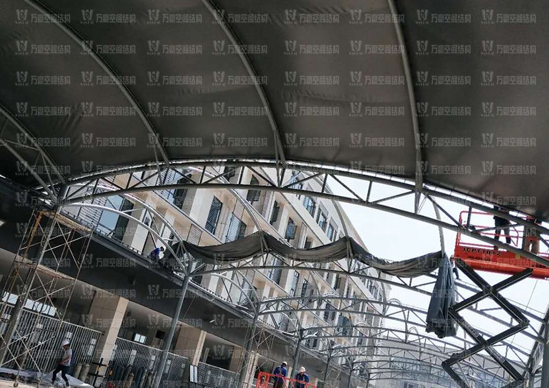 奉化方橋農(nóng)副鋼結構雨棚工程進入膜布安裝階段