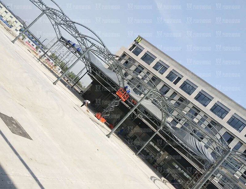 奉化方橋農(nóng)副鋼結構雨棚工程進入膜布安裝階段