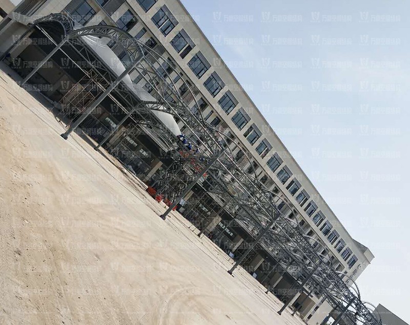 奉化方橋農(nóng)副鋼結構雨棚工程進入膜布安裝階段