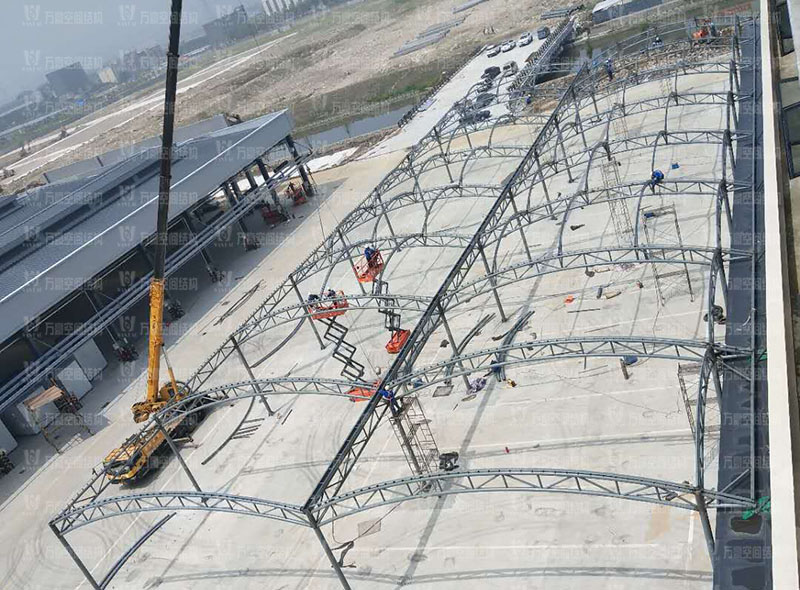 奉化方橋農(nóng)副鋼結構雨棚工程進入膜布安裝階段