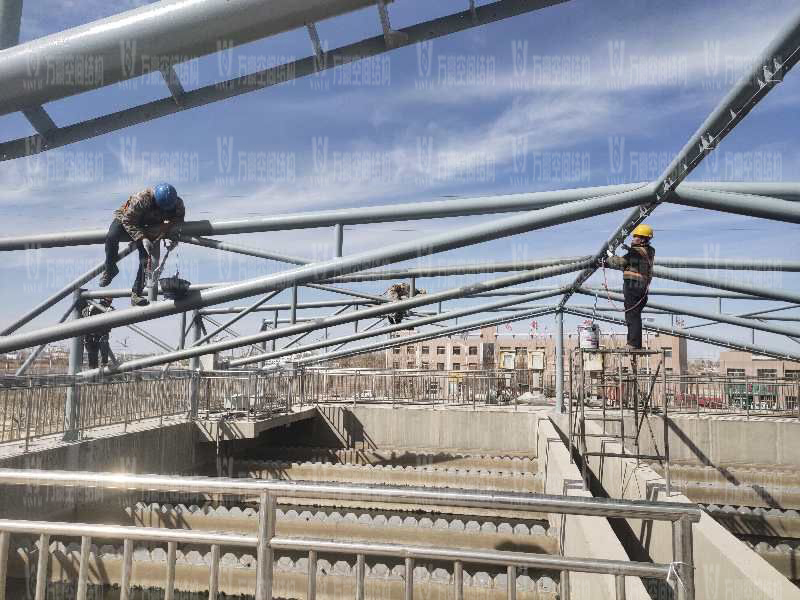 格爾木工業(yè)園昆侖工業(yè)區(qū)工業(yè)污水廠污水池保溫膜結(jié)構(gòu)工程位于海西蒙古族藏族自治州格爾木市，此項目是國內(nèi)首個ETFE膜結(jié)構(gòu)污水池加蓋工程。   該工程主要建設(shè)格爾木工業(yè)園昆侖工業(yè)區(qū)工業(yè)污水處理廠首期2.5萬立方米/天工程二沉池、水解酸化池和預(yù)沉池池體保溫膜結(jié)構(gòu)安裝。項目用鋼量230噸，膜結(jié)構(gòu)展開面積5000平米。    目前，預(yù)沉池和酸化水解池鋼結(jié)構(gòu)已完成，油漆已完成。二沉池基柱加焊，鋼架焊接中。    期待整個工程的完工，來領(lǐng)略它別致的風采。