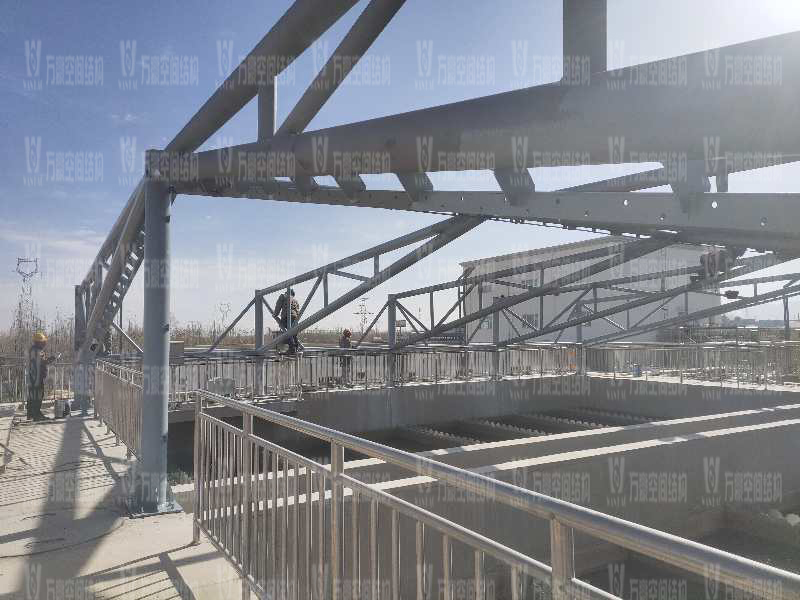 格爾木工業(yè)園昆侖工業(yè)區(qū)工業(yè)污水廠污水池保溫膜結(jié)構(gòu)工程位于海西蒙古族藏族自治州格爾木市，此項目是國內(nèi)首個ETFE膜結(jié)構(gòu)污水池加蓋工程。   該工程主要建設(shè)格爾木工業(yè)園昆侖工業(yè)區(qū)工業(yè)污水處理廠首期2.5萬立方米/天工程二沉池、水解酸化池和預(yù)沉池池體保溫膜結(jié)構(gòu)安裝。項目用鋼量230噸，膜結(jié)構(gòu)展開面積5000平米。    目前，預(yù)沉池和酸化水解池鋼結(jié)構(gòu)已完成，油漆已完成。二沉池基柱加焊，鋼架焊接中。    期待整個工程的完工，來領(lǐng)略它別致的風采。