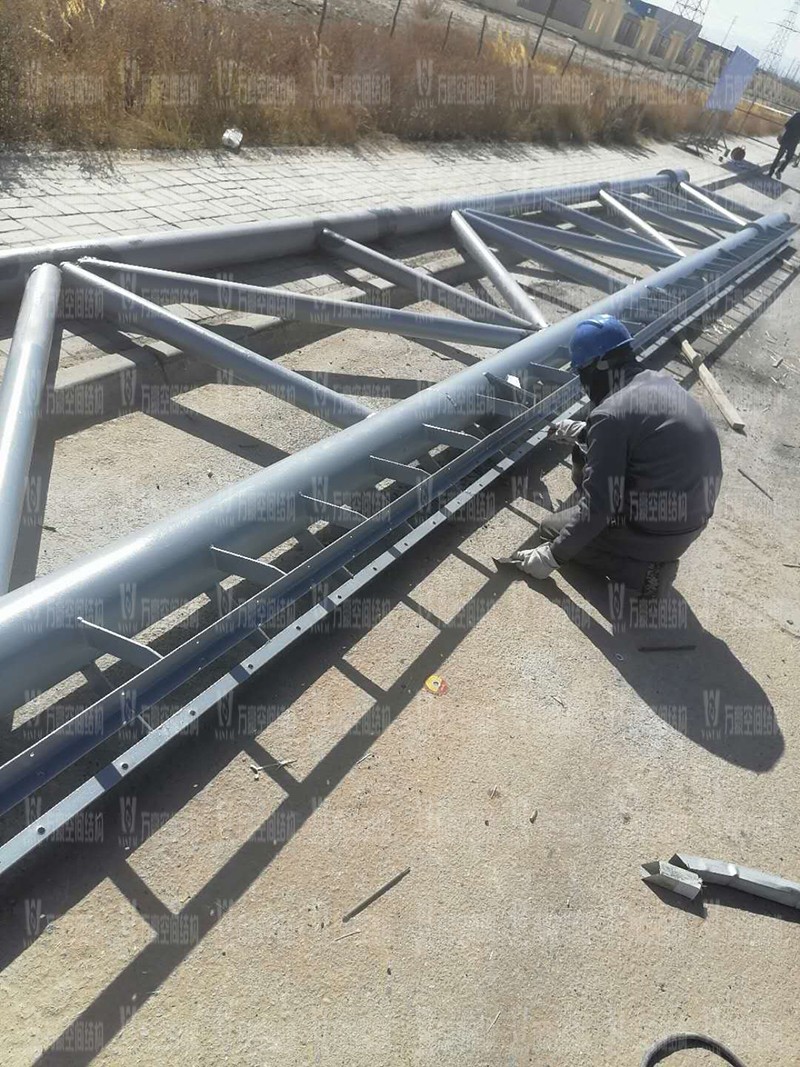 格爾木工業(yè)園昆侖工業(yè)區(qū)工業(yè)污水廠污水池保溫膜結(jié)構(gòu)工程位于海西蒙古族藏族自治州格爾木市，此項目是國內(nèi)首個ETFE膜結(jié)構(gòu)污水池加蓋工程。   該工程主要建設(shè)格爾木工業(yè)園昆侖工業(yè)區(qū)工業(yè)污水處理廠首期2.5萬立方米/天工程二沉池、水解酸化池和預(yù)沉池池體保溫膜結(jié)構(gòu)安裝。項目用鋼量230噸，膜結(jié)構(gòu)展開面積5000平米。    目前，預(yù)沉池和酸化水解池鋼結(jié)構(gòu)已完成，油漆已完成。二沉池基柱加焊，鋼架焊接中。    期待整個工程的完工，來領(lǐng)略它別致的風采。