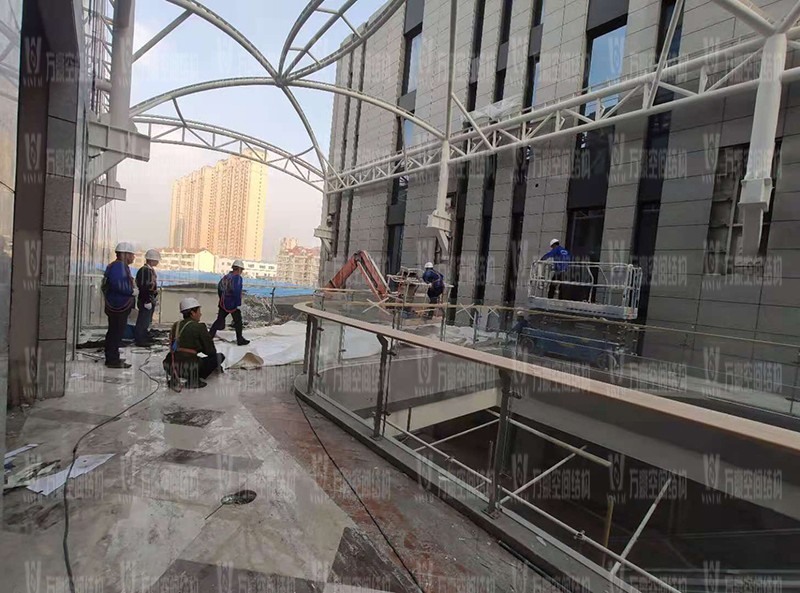 新泰卓越·財(cái)富廣場膜結(jié)構(gòu)項(xiàng)目進(jìn)入膜布安裝階段