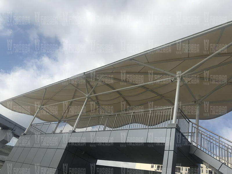 膜結(jié)構(gòu)雨棚遮陽棚有哪些優(yōu)勢？雨棚遮陽棚為什么選膜結(jié)構(gòu)材料？