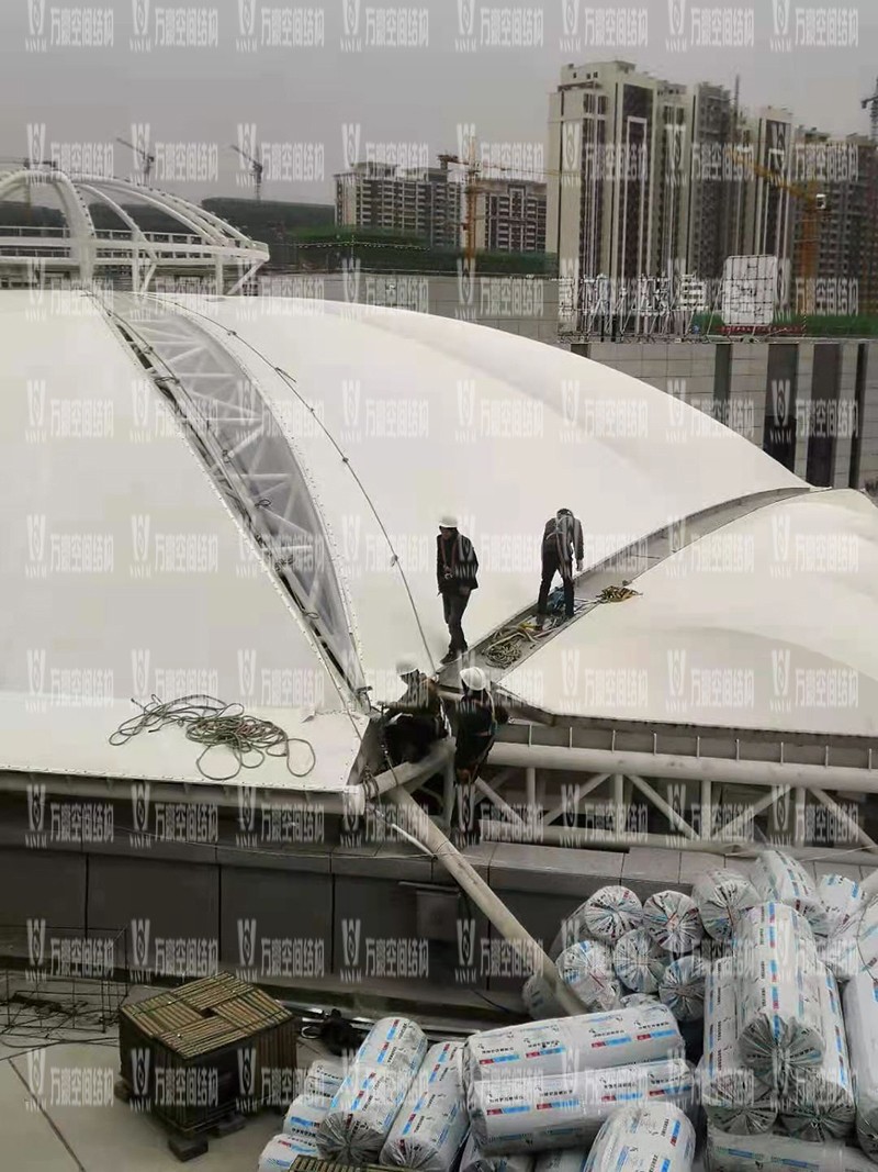 新泰卓越·財(cái)富廣場(chǎng)膜結(jié)構(gòu)項(xiàng)目接近尾聲 新泰卓越·財(cái)富廣場(chǎng)膜結(jié)構(gòu)項(xiàng)目接近尾聲