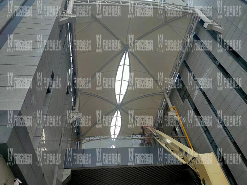 新泰卓越·財(cái)富廣場(chǎng)膜結(jié)構(gòu)項(xiàng)目接近尾聲 新泰卓越·財(cái)富廣場(chǎng)膜結(jié)構(gòu)項(xiàng)目接近尾聲