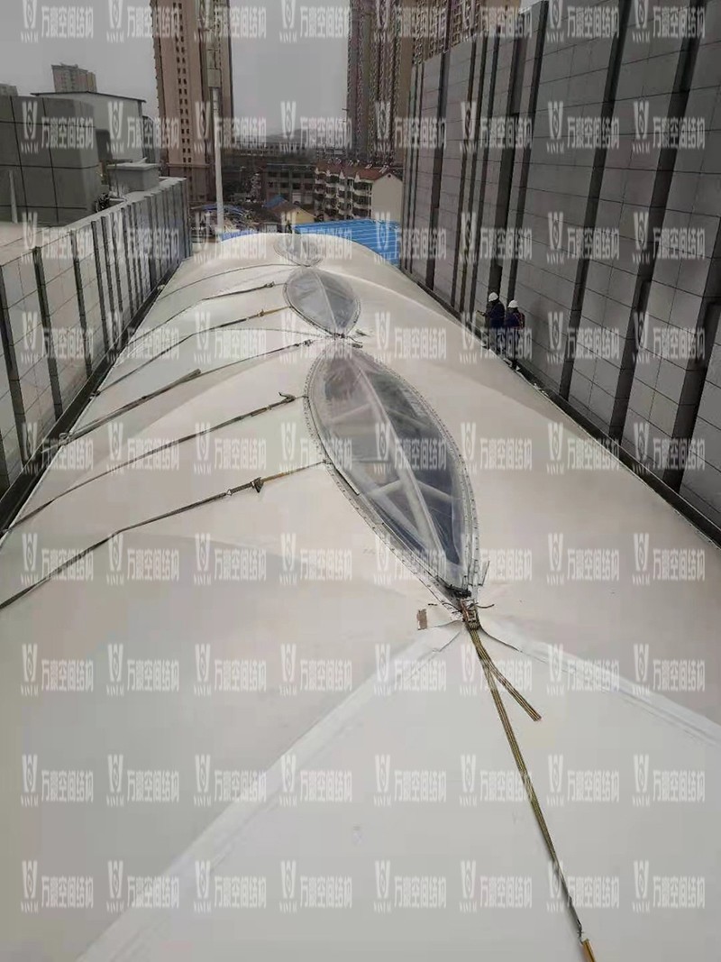 新泰卓越·財(cái)富廣場(chǎng)膜結(jié)構(gòu)項(xiàng)目接近尾聲 新泰卓越·財(cái)富廣場(chǎng)膜結(jié)構(gòu)項(xiàng)目接近尾聲