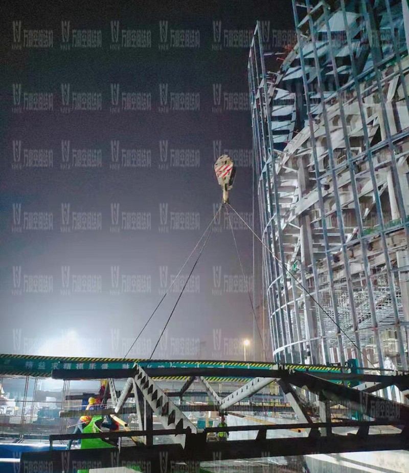 紹興國際會展中心一期B區(qū)會議中心PTFE膜結(jié)構(gòu)工程火熱拼裝、吊裝中