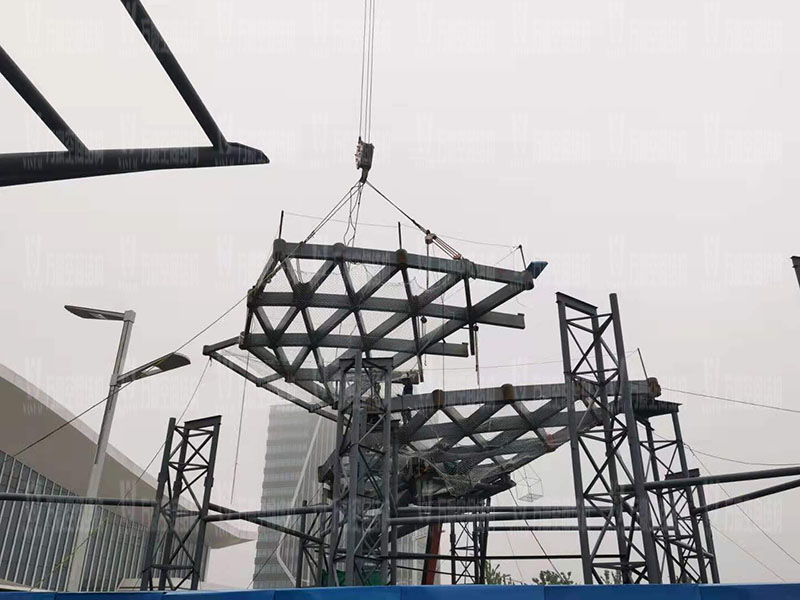 滬通鐵路張家港站地方配套工程站前西側(cè)旅客集散區(qū)蝴蝶造型天幕工程進入鋼結(jié)構(gòu)吊裝階段 滬通鐵路張家港站地方配套工程站前西側(cè)旅客集散區(qū)蝴蝶造型天幕工程進入鋼結(jié)構(gòu)吊裝階段