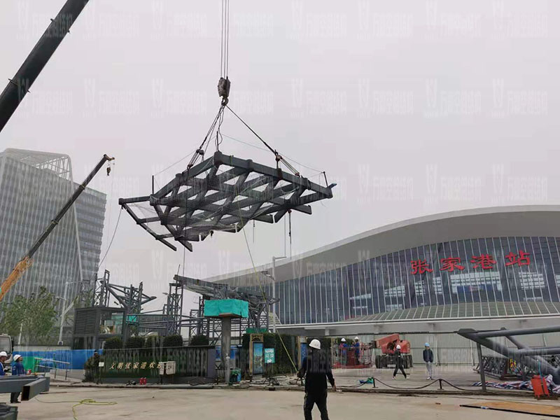 滬通鐵路張家港站地方配套工程站前西側(cè)旅客集散區(qū)蝴蝶造型天幕工程進入鋼結(jié)構(gòu)吊裝階段 滬通鐵路張家港站地方配套工程站前西側(cè)旅客集散區(qū)蝴蝶造型天幕工程進入鋼結(jié)構(gòu)吊裝階段