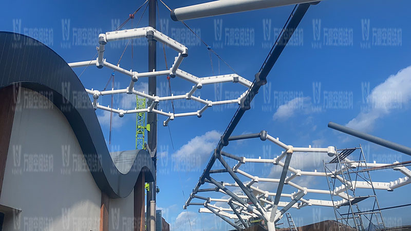 樂清鐵定溜溜樂園膜結(jié)構工程商業(yè)街網(wǎng)殼吊裝中