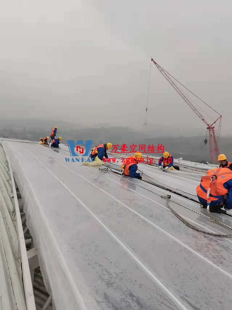 重慶龍興足球場(chǎng)ETFE屋面膜結(jié)構(gòu)工程屋面鋼結(jié)構(gòu)完成，膜結(jié)構(gòu)安裝中