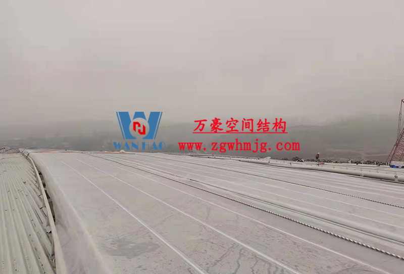 重慶龍興足球場(chǎng)ETFE屋面膜結(jié)構(gòu)工程屋面鋼結(jié)構(gòu)完成，膜結(jié)構(gòu)安裝中