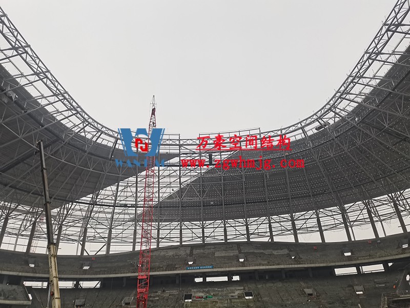 重慶龍興足球場(chǎng)ETFE屋面膜結(jié)構(gòu)工程屋面鋼結(jié)構(gòu)完成，膜結(jié)構(gòu)安裝中