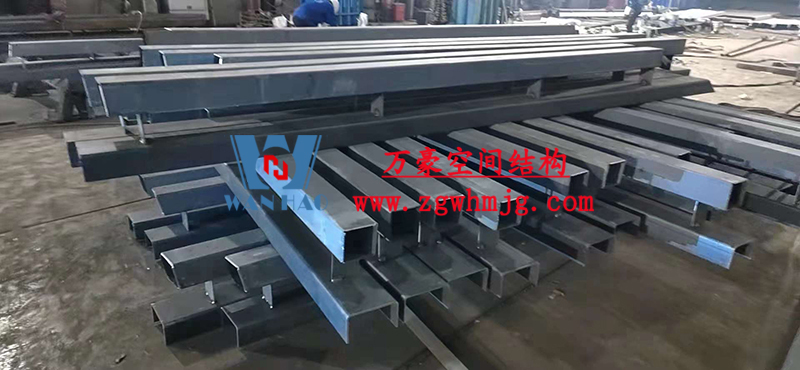 重慶龍興足球場(chǎng)ETFE屋面膜結(jié)構(gòu)工程屋面鋼結(jié)構(gòu)完成，膜結(jié)構(gòu)安裝中