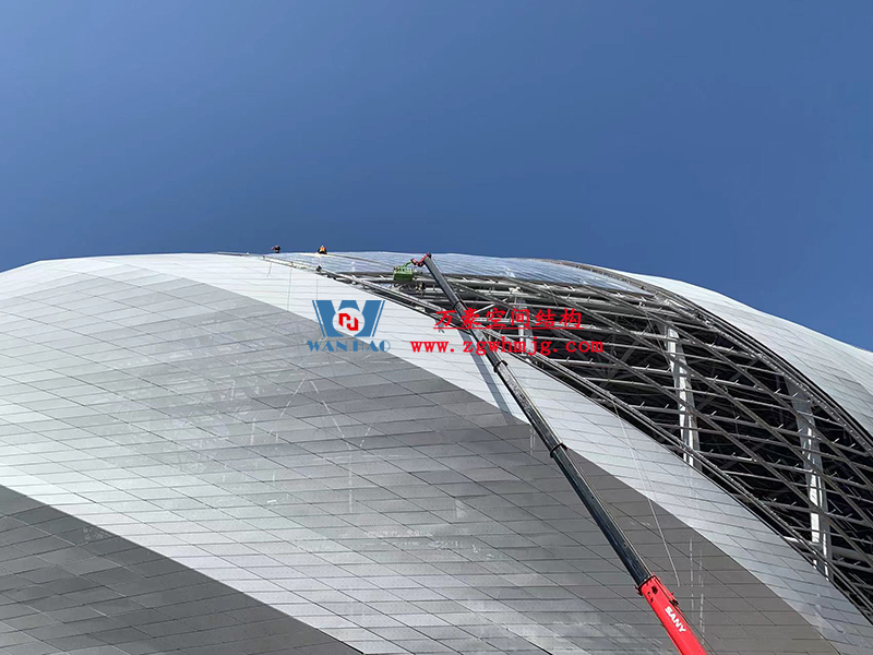 兩江新區(qū)加快建設龍興足球場（標準不降、工期不延、確保年底建成）