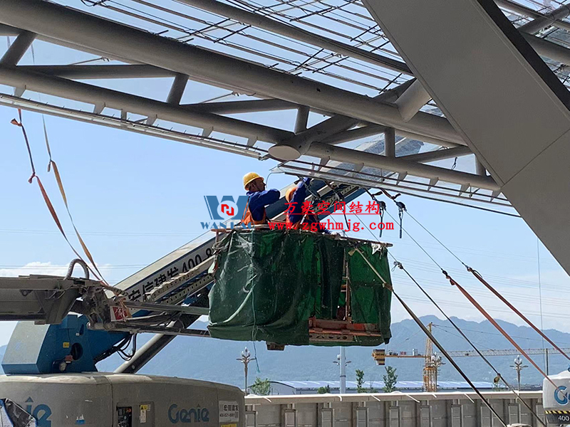 兩江新區(qū)加快建設龍興足球場（標準不降、工期不延、確保年底建成）