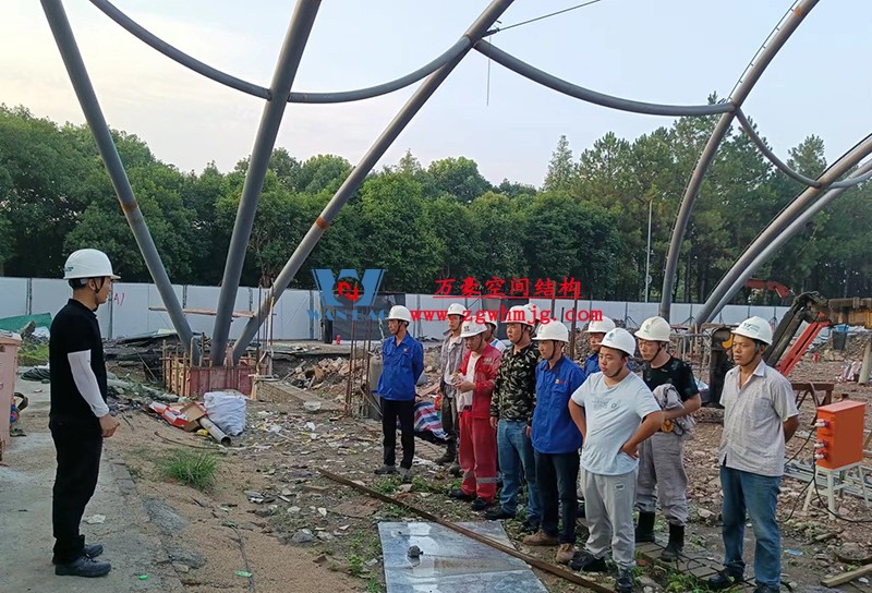 寧波諾丁漢大學(xué)室外運(yùn)動場地改擴(kuò)建項(xiàng)目膜結(jié)構(gòu)工程火熱施工中