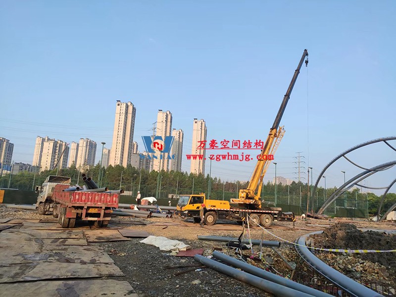 寧波諾丁漢大學(xué)室外運(yùn)動場地改擴(kuò)建項(xiàng)目膜結(jié)構(gòu)工程火熱施工中