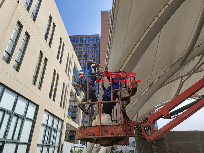 寧波諾丁漢大學(xué)室外運(yùn)動(dòng)場地改擴(kuò)建項(xiàng)目膜結(jié)構(gòu)工程膜結(jié)構(gòu)安裝中