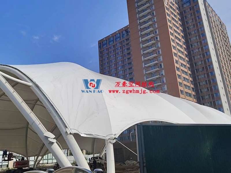 寧波諾丁漢大學(xué)室外運(yùn)動(dòng)場地改擴(kuò)建項(xiàng)目膜結(jié)構(gòu)工程膜結(jié)構(gòu)安裝中