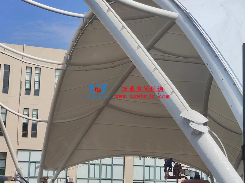 寧波諾丁漢大學(xué)室外運(yùn)動(dòng)場地改擴(kuò)建項(xiàng)目膜結(jié)構(gòu)工程膜結(jié)構(gòu)安裝中