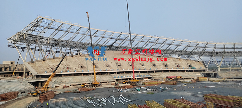 襄陽(yáng)奧體中心膜結(jié)構(gòu)工程鋼結(jié)構(gòu)接近尾聲，膜結(jié)構(gòu)開(kāi)始安裝