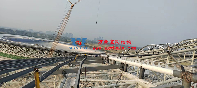 襄陽(yáng)奧體中心膜結(jié)構(gòu)工程鋼結(jié)構(gòu)接近尾聲，膜結(jié)構(gòu)開(kāi)始安裝
