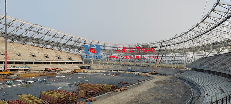 襄陽(yáng)奧體中心膜結(jié)構(gòu)工程鋼結(jié)構(gòu)接近尾聲，膜結(jié)構(gòu)開(kāi)始安裝