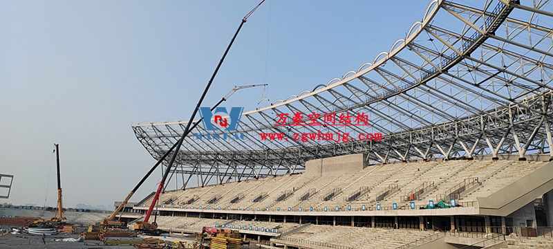 襄陽(yáng)奧體中心膜結(jié)構(gòu)工程鋼結(jié)構(gòu)接近尾聲，膜結(jié)構(gòu)開(kāi)始安裝