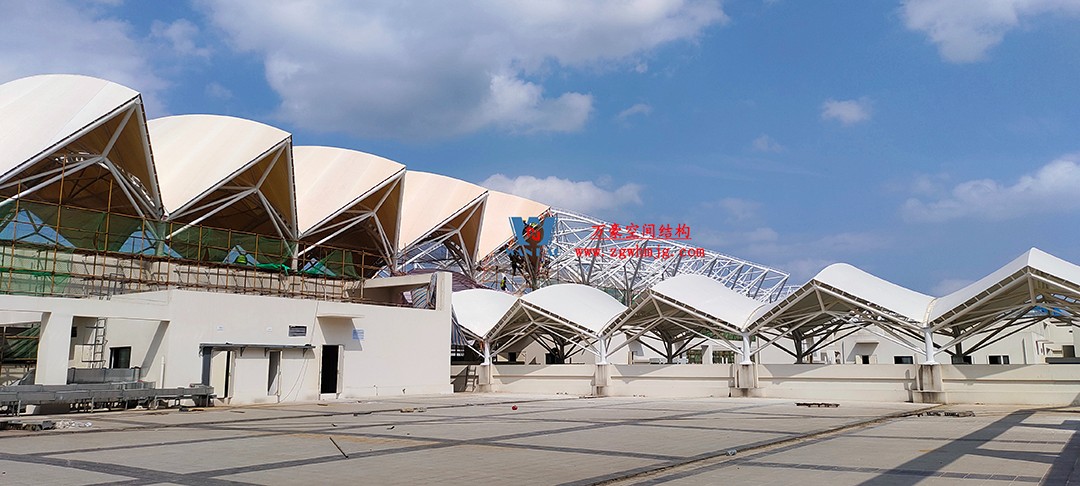 施工加速，這個PTFE膜結(jié)構(gòu)天幕即將完工！