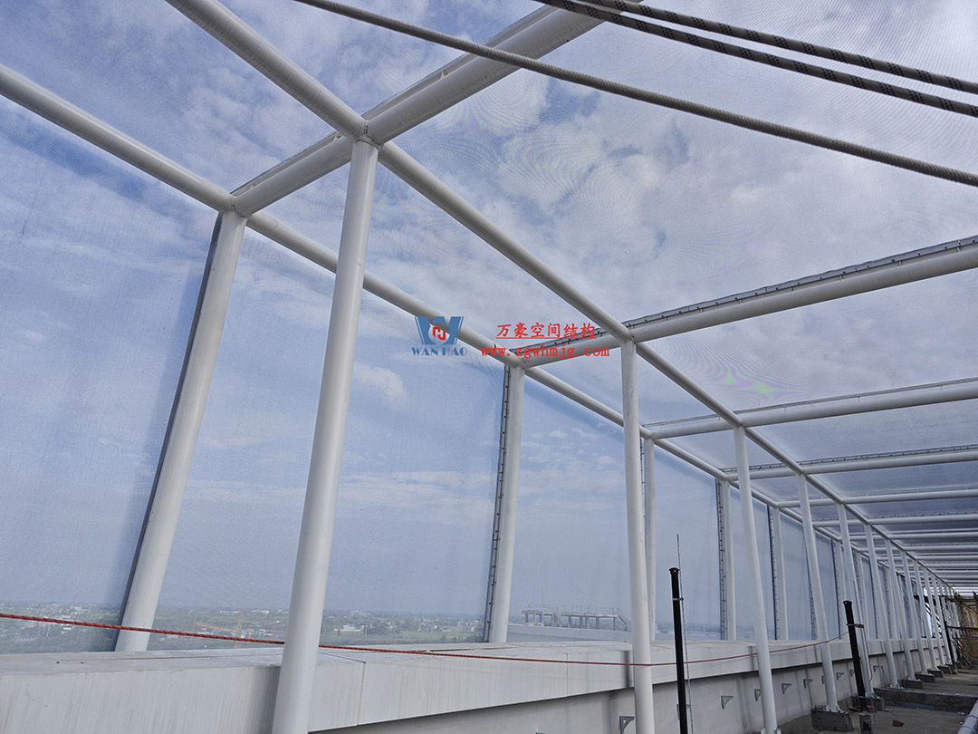 聚焦工程高質(zhì)量建設(shè)，這個網(wǎng)格織物幕墻正在施工安裝中