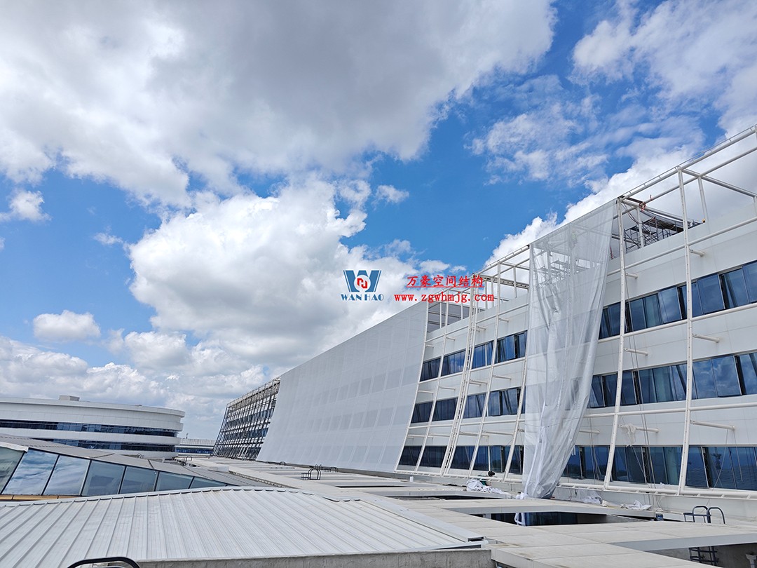 聚焦工程高質(zhì)量建設(shè)，這個網(wǎng)格織物幕墻正在施工安裝中