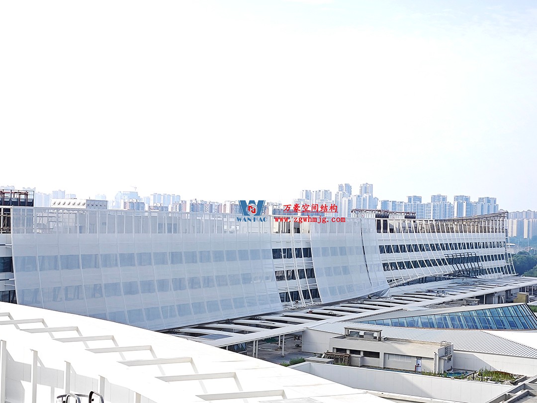 聚焦工程高質(zhì)量建設(shè)，這個網(wǎng)格織物幕墻正在施工安裝中