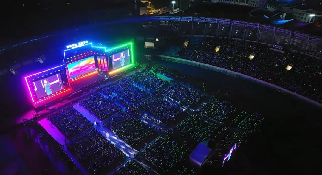 平陽體育中心群星演唱會！超萬人圍觀，現(xiàn)場火爆High唱！