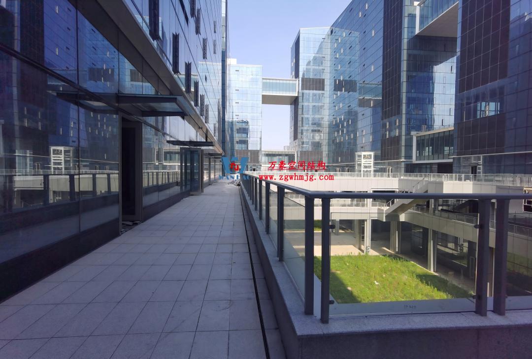 在中庭種一片鋼膜結(jié)構(gòu)的“森谷”