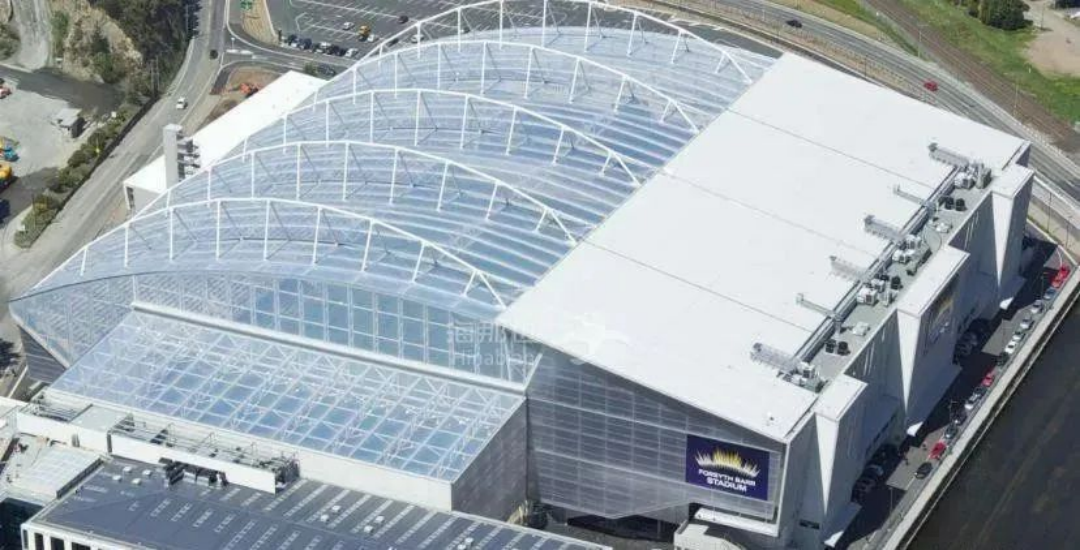 屋頂下生長(zhǎng)著天然草皮的永久封閉式體育場(chǎng)