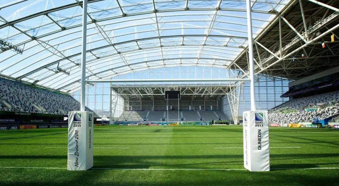 屋頂下生長(zhǎng)著天然草皮的永久封閉式體育場(chǎng)