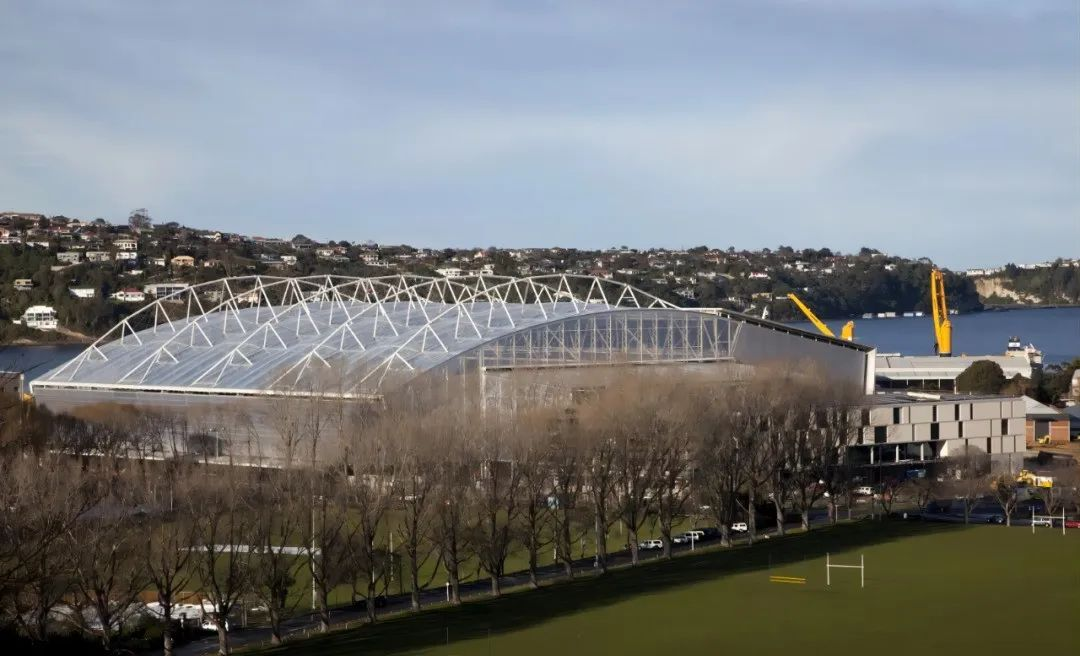 屋頂下生長(zhǎng)著天然草皮的永久封閉式體育場(chǎng)