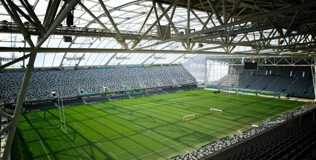 屋頂下生長(zhǎng)著天然草皮的永久封閉式體育場(chǎng)