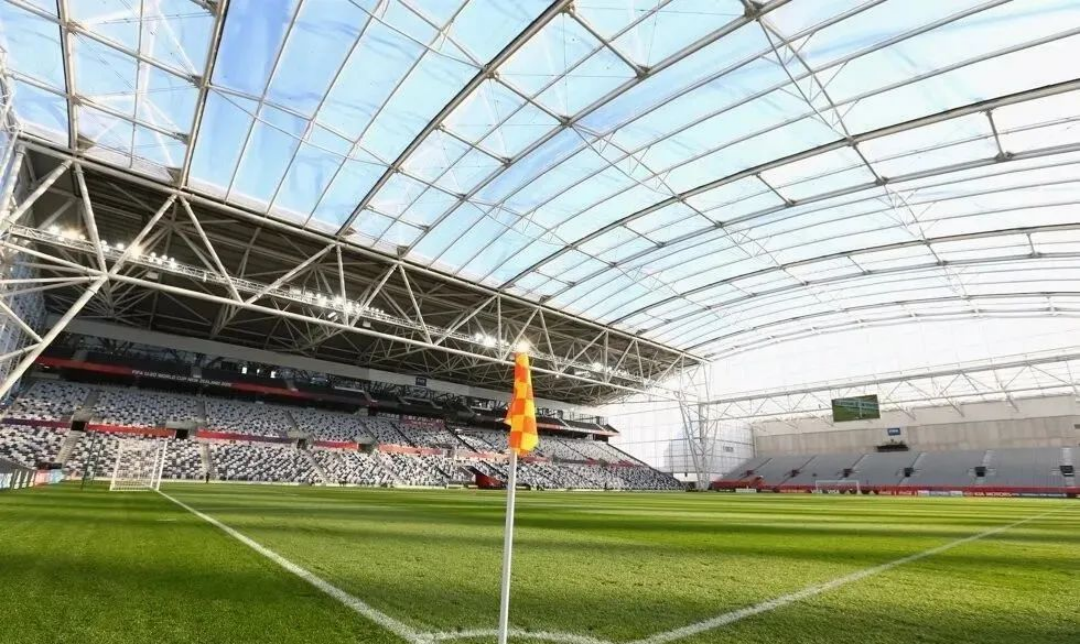 屋頂下生長(zhǎng)著天然草皮的永久封閉式體育場(chǎng)