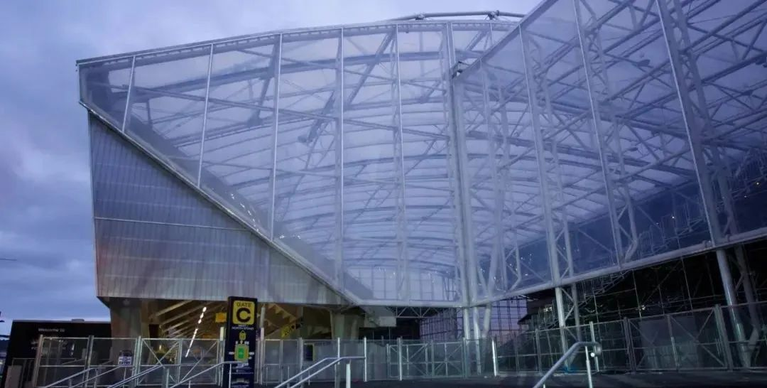 屋頂下生長(zhǎng)著天然草皮的永久封閉式體育場(chǎng)