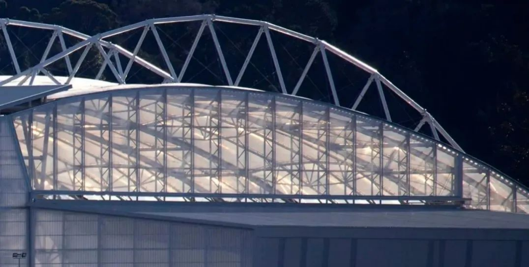 屋頂下生長(zhǎng)著天然草皮的永久封閉式體育場(chǎng)