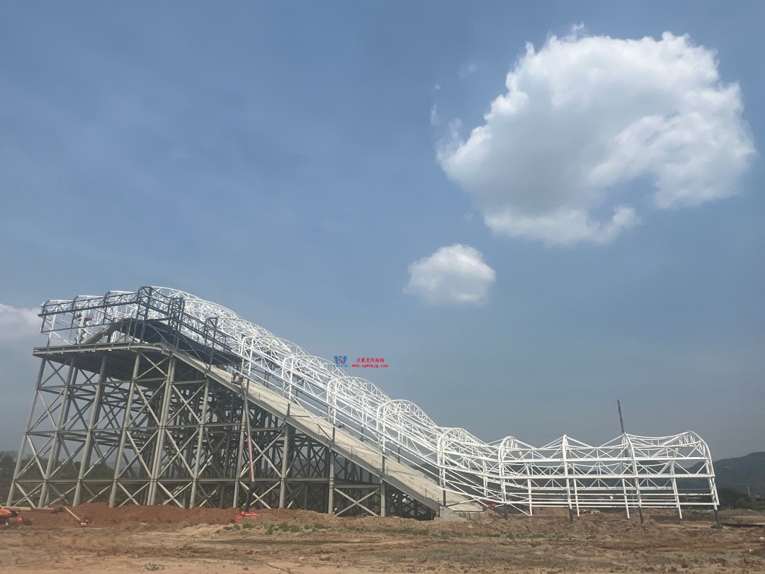 馭風(fēng)逐沙，織就賽道美學(xué)——比亞迪紹興嵊州賽車場干拔沙坡觀景平臺鋼膜結(jié)構(gòu)