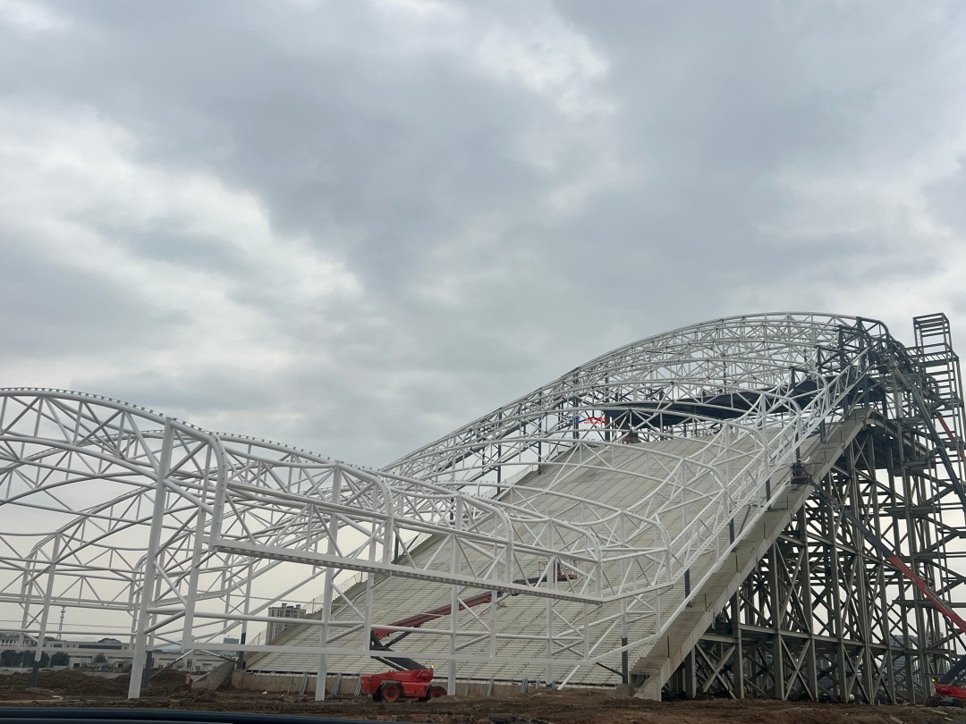 馭風(fēng)逐沙，織就賽道美學(xué)——比亞迪紹興嵊州賽車場干拔沙坡觀景平臺鋼膜結(jié)構(gòu)