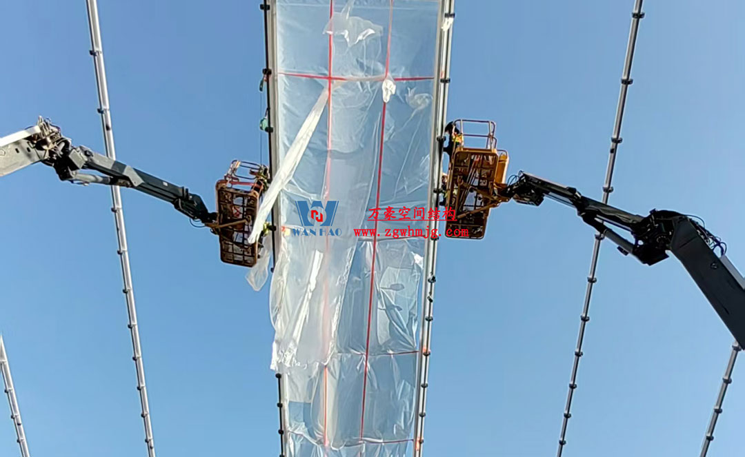 無(wú)錫奧體中心體育場(chǎng)ETFE膜首吊成功，太湖畔將閃耀“生態(tài)之光”