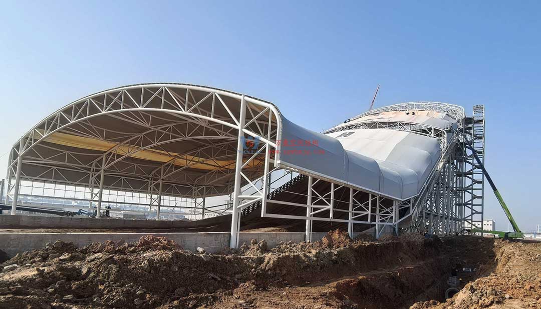 比亞迪賽車場驚現“風之翼”！又一座PTFE膜結構干拔沙坡頂棚拔地而起